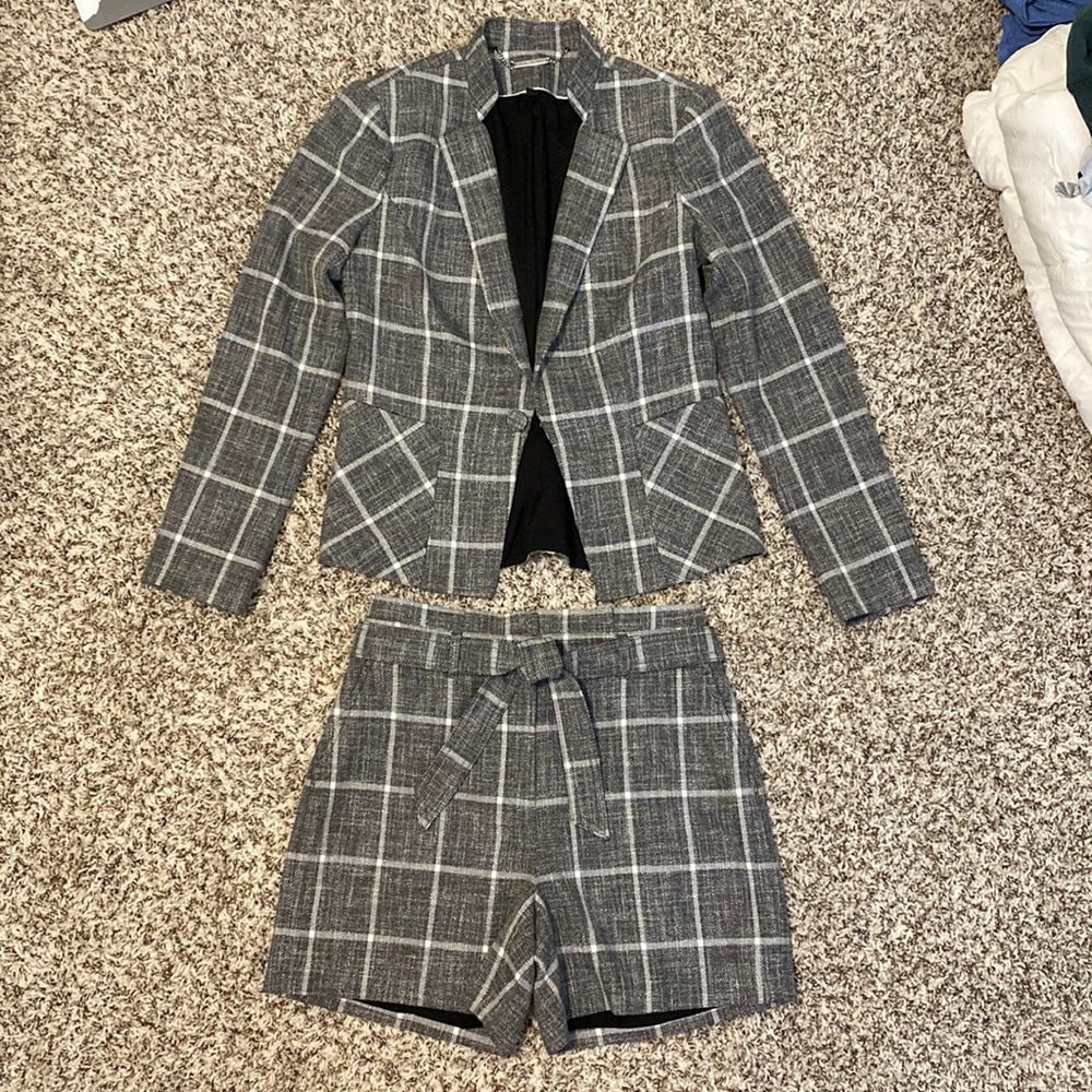 White House Black Market shorts suit grey white plaid both size 4